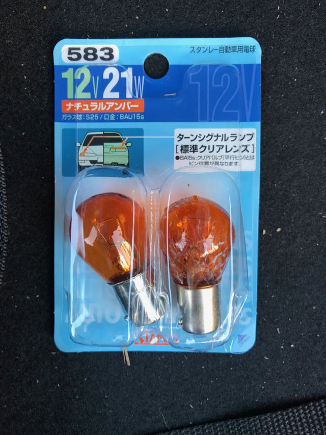 コーティングの禿げたものと新品のウィンカー球