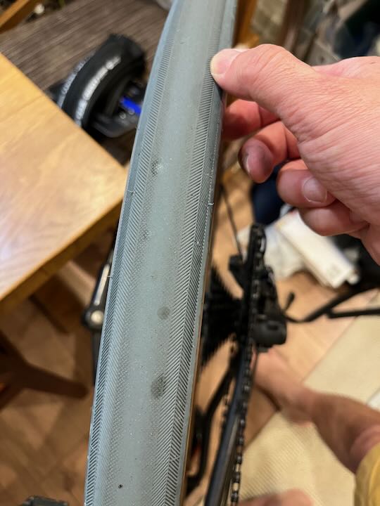 トレッドに点々とシーラントが滲む