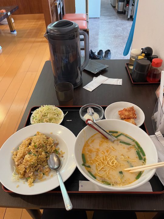 フルサイズのラーメンとチャーハンがセットの定食