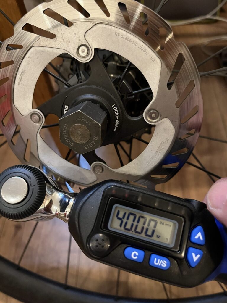 トルクレンチを40Nmにセット